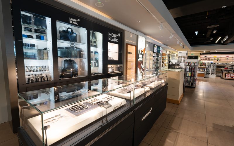 Montblanc-Vitrine mit Schreibgeräten und Accessoires