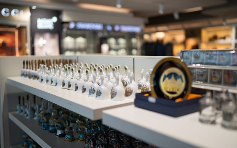 Souvenirregal mit Glocken und Schneekugeln