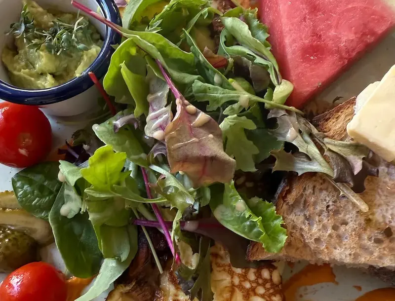 Unser Bio-Omelette mit ofengerösteten Pilzen und Berg- oder Ziegenkäse auf frischer, aromatischer Piquillo-Pesto mit geröstetem Sauerteigbrot