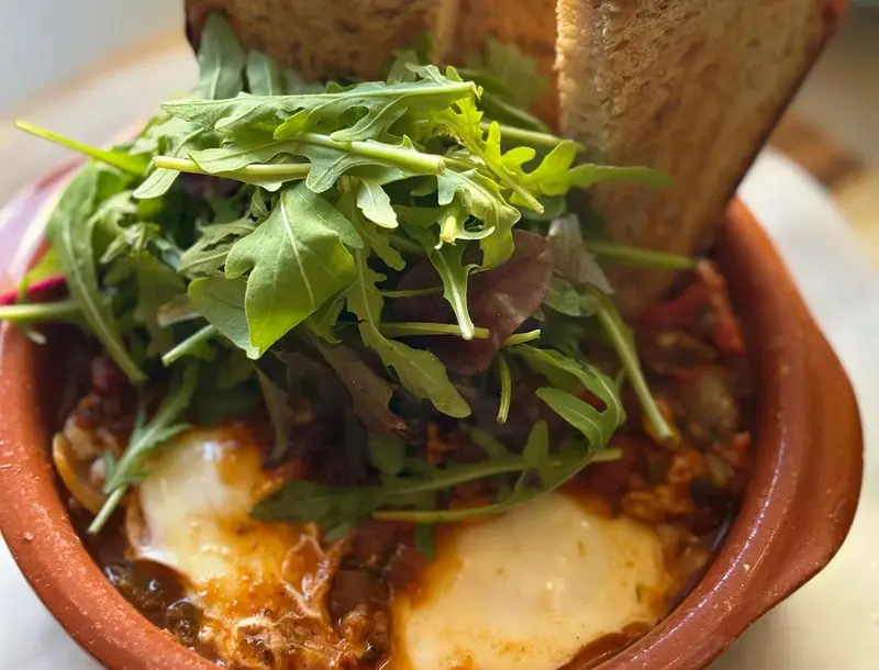 Unsere frische, hausgemachte Shakshuka mit Bio-Eiern ist nicht nur die beste, sondern auch gesündeste in der Stadt