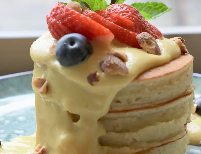 Unsere köstlich fluffigen Buttermilch-pancakes mit zuckerfreier halva-butter sauce