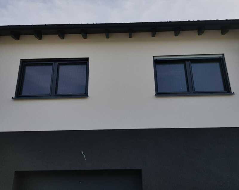 Haus frontal von unten fotografiert