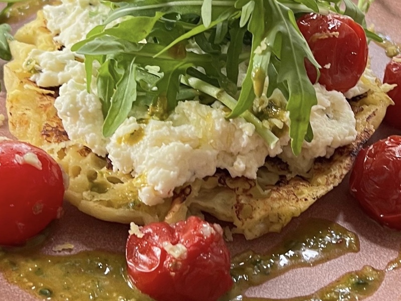 Köstliche Mozzarella-Ricotta Creme auf herzhaftem Ciabatta French Toast und Honig-Harissa Pesto