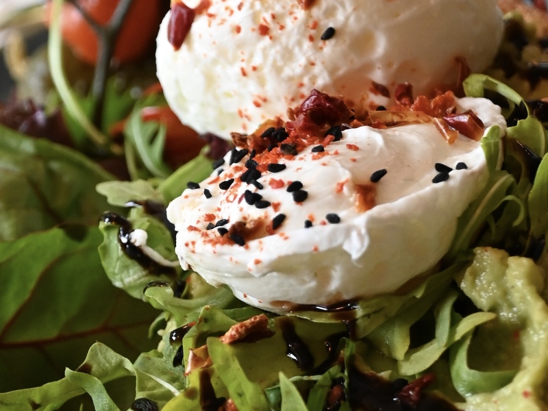 Unsere pochierten Bio-Eier auf Haus Avocado-Mash mit Sauerteig Toast und Pflücksalat
