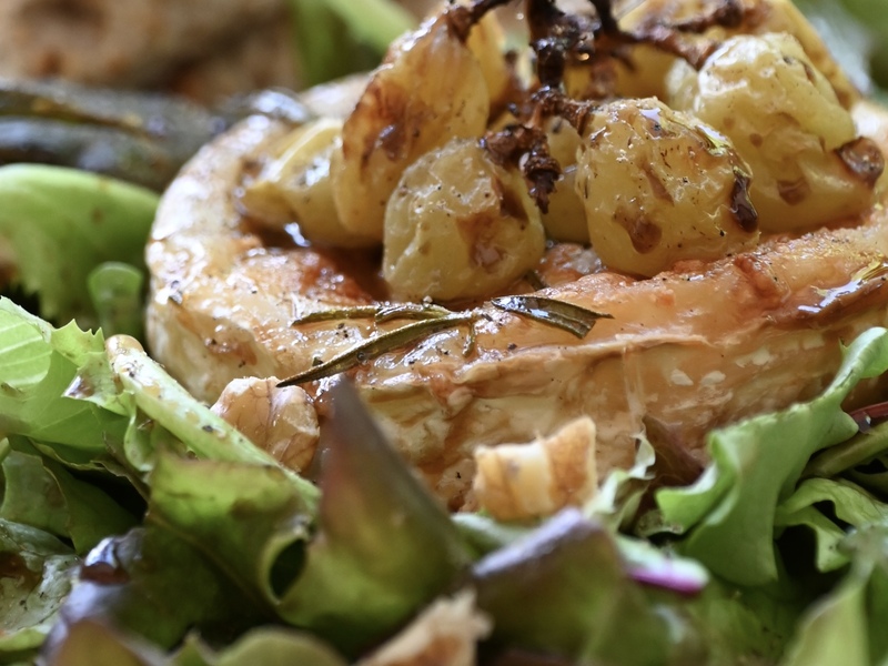 Unser Bio-Omelette mit Ziegenkäse, sautierte Cherry Tomaten, geröstetes Sauerteigbrot und Butter