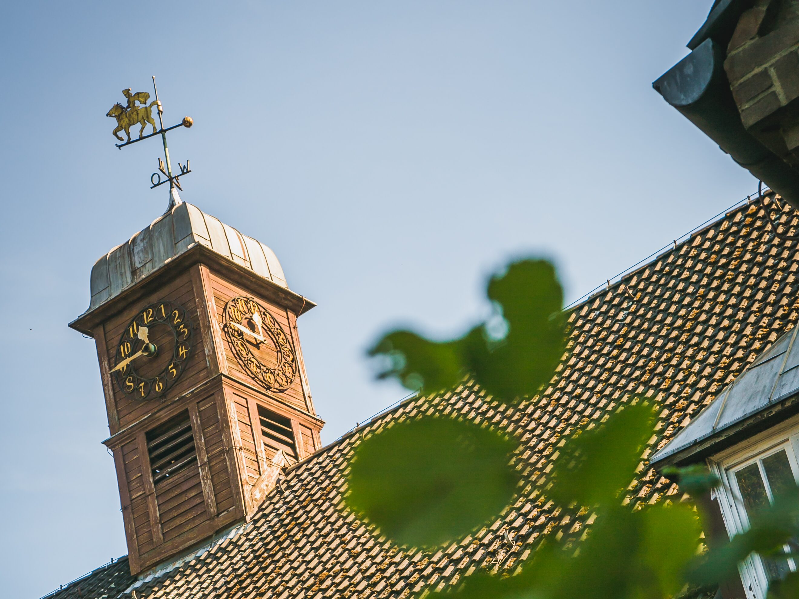 Landhaus Hubertus - Außenansicht mit Blick auf den kleinen Turm