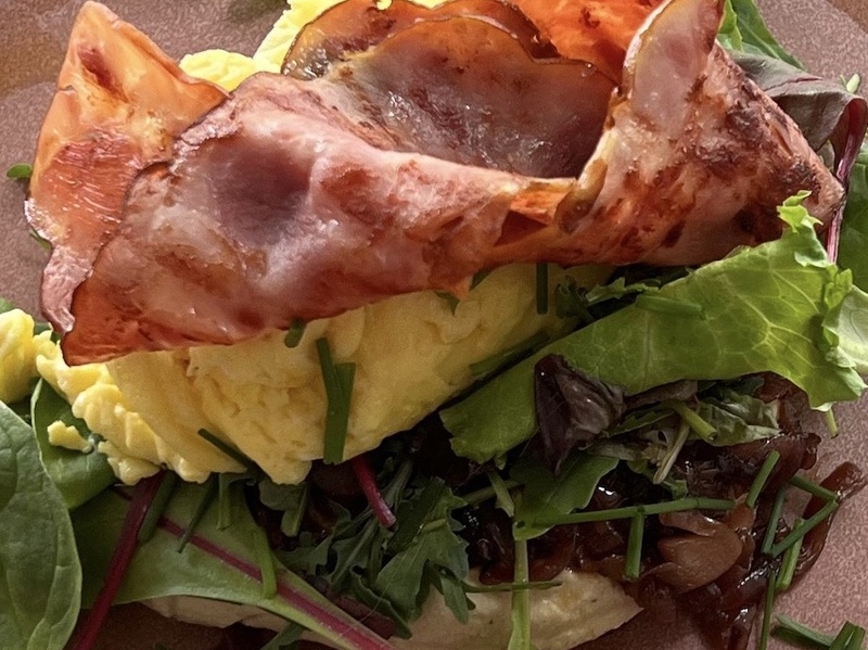 Protein Brokkoli Flat Bread mit Feta, Hummus, karamelisierte Zwiebel, bio-rührrei und putenschinken