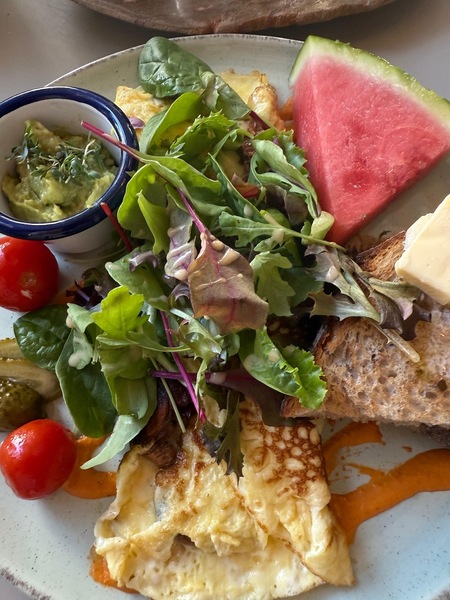 Unser Bio-Omelette mit ofengerösteten Pilzen und Berg- oder Ziegenkäse auf frischer, aromatischer Piquillo-Pesto mit geröstetem Sauerteigbrot