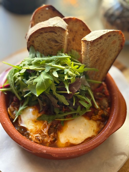 Unsere frische, hausgemachte Shakshuka mit Bio-Eiern ist nicht nur die beste, sondern auch gesündeste in der Stadt