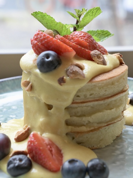 Unsere köstlich fluffigen Buttermilch-pancakes mit zuckerfreier halva-butter sauce