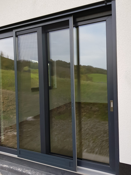 Insektenschutzgittertür geöffnet