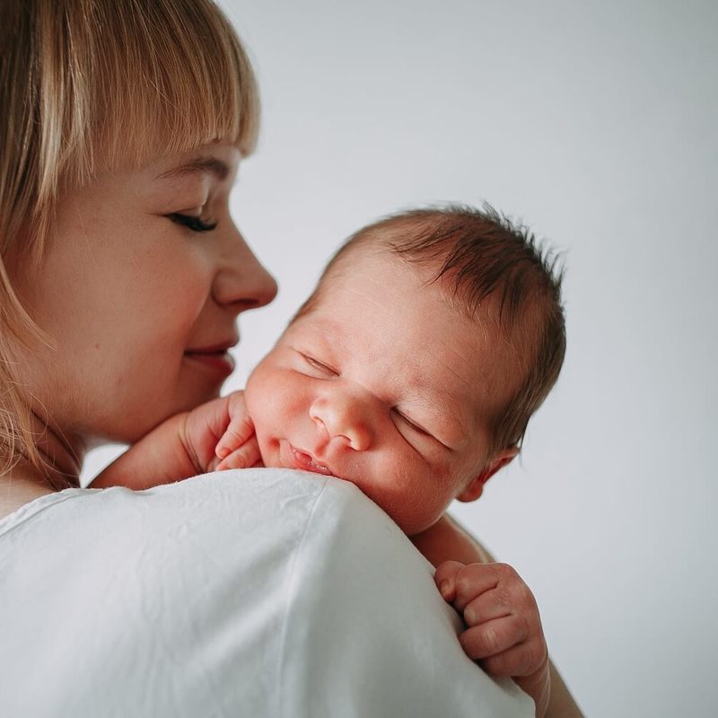 Kraamzorg Gerian Duiven, bay in armen van moeder