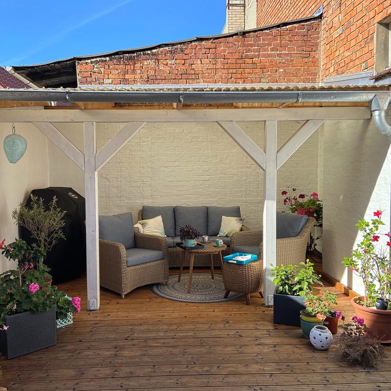 Das Schmuckstück des Hauses - unsere teilüberdachte Terrasse

Die Holzterrasse ist bei (fast) jedem Wetter sehr einladend. 
Vom Blumen umrahmt, kann man hier die Seele baumeln lassen. 
Mit einem guten Buch, einem leckeren Kaffee und ein paar Sonnenstrahlen, lässt man die Welt einfach draußen und kann hier super  endschleunigen. Kaum zu glauben, dass man hier mitten in der Stadt ist.