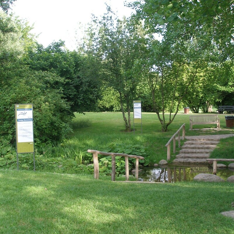 Wassertretstelle nach den Vorgaben der kneippschen Wasseranwendungen im Britzer Garten, Berlin