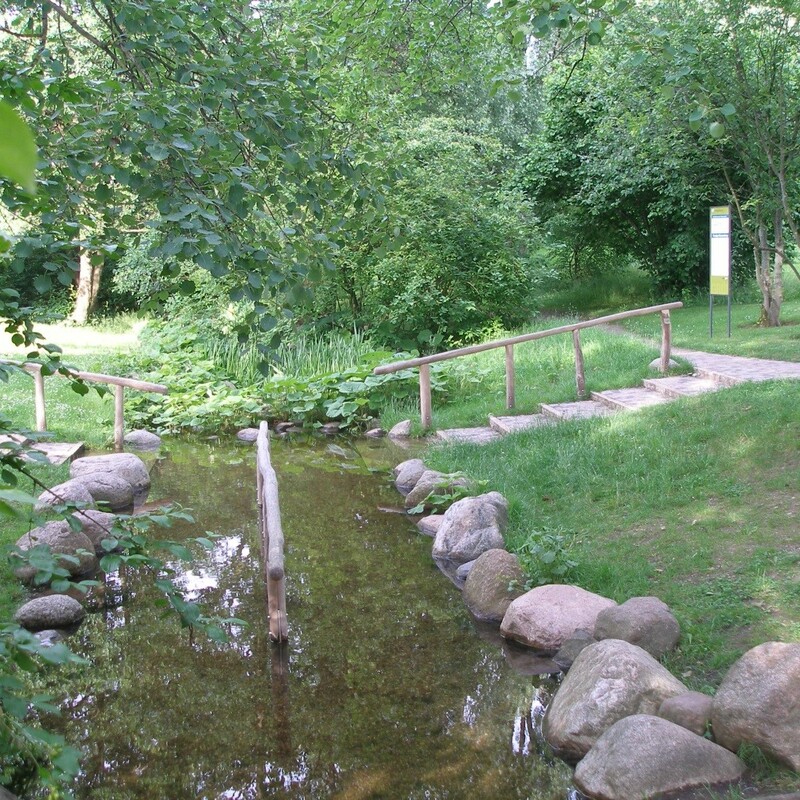 Wassertretstelle nach den Vorgaben Kneippscher Wasseranwendungen im Britzer Garten, Berlin 