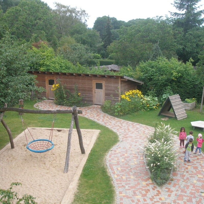 Rollerstrecke mit Häuschen und Wegrand