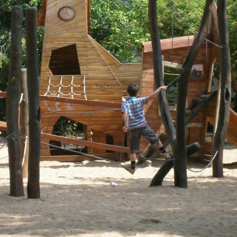 Spielschiff mit Kletterelementen