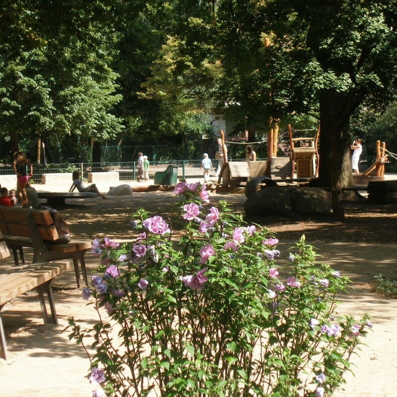 Sitzbereich mit atmosphärischen Pflanzenelementen