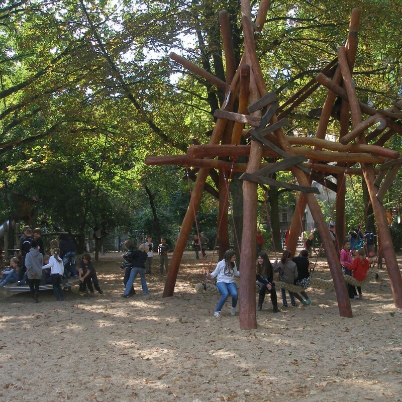 Drehscheibe und Hängeschaukel 