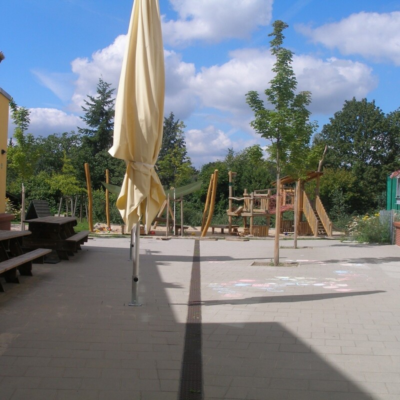 Aufenthaltsplatz mit Sonnenschirmen 