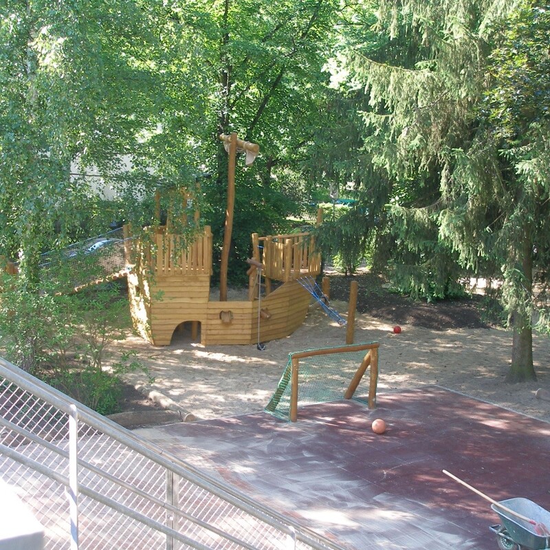 Bolzplatz und Spielschiff 