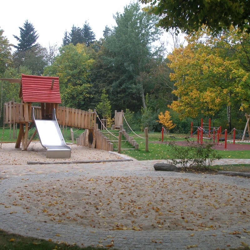 Sandkreis mit Spielhaus