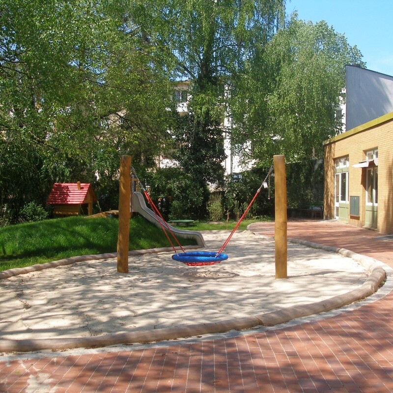 Krippe U3, Nestschaukel mit Hügelbegrenzung und kleiner Rutsche