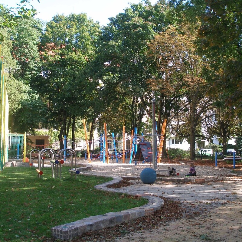 Akrobatik-Spielplatz mit Schallmindernde Bolzplatzbegrenzung und Sitzstangen