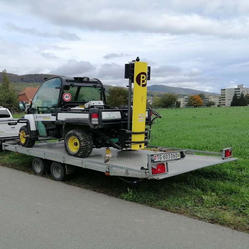 Geländefahrzeug mit Stechgerät für Transport vorbereitet