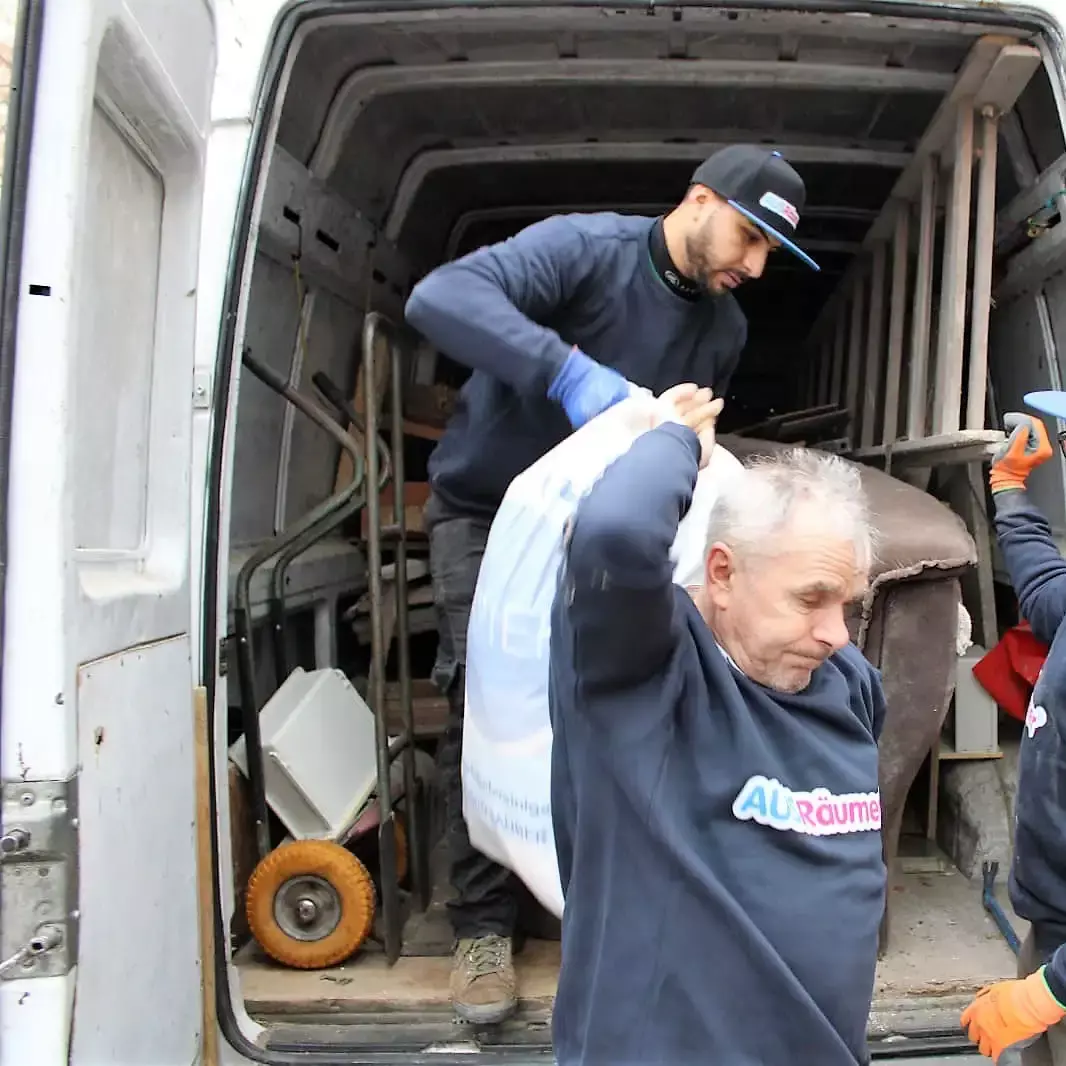 Hausräumung-Wien Mitarbeiter-Firma-Ausräumer