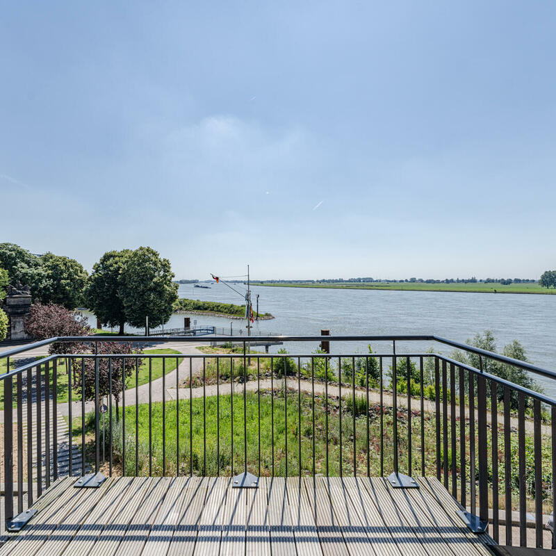 Balkon mit Rheinblick