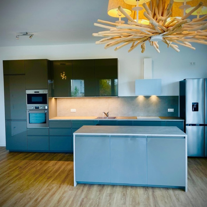 Küchenmontage Berlin – moderne Küche in Petrolblau mit freistehender Kücheninsel und Designerleuchte