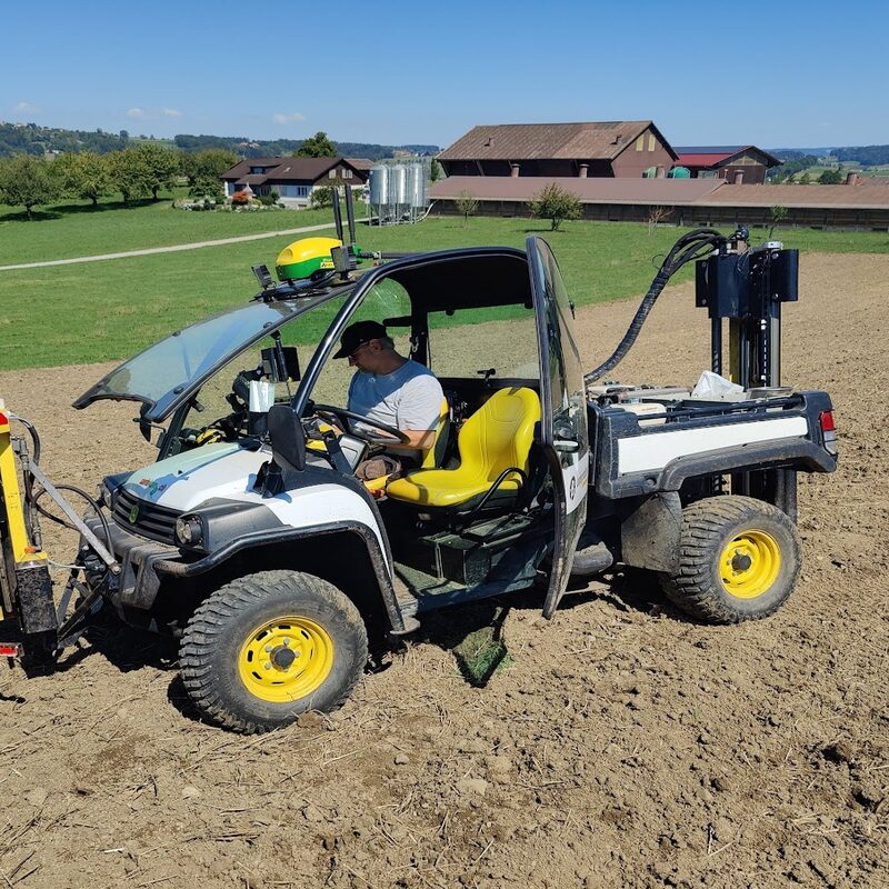 Geländefahrzeug mit B30 frontmontiert und B90 heckmontiert