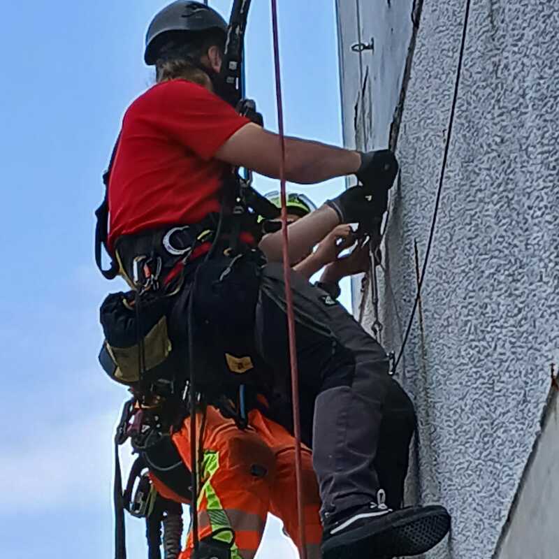 Zwei Industriekletterer bei Wandarbeiten