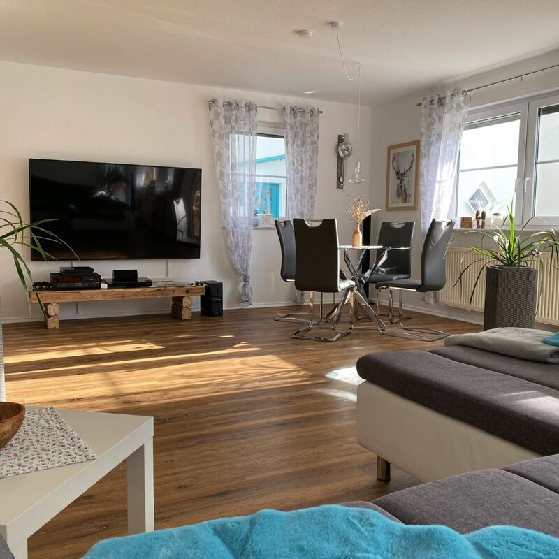 Blick in Richtung Fernseher und Essbereich