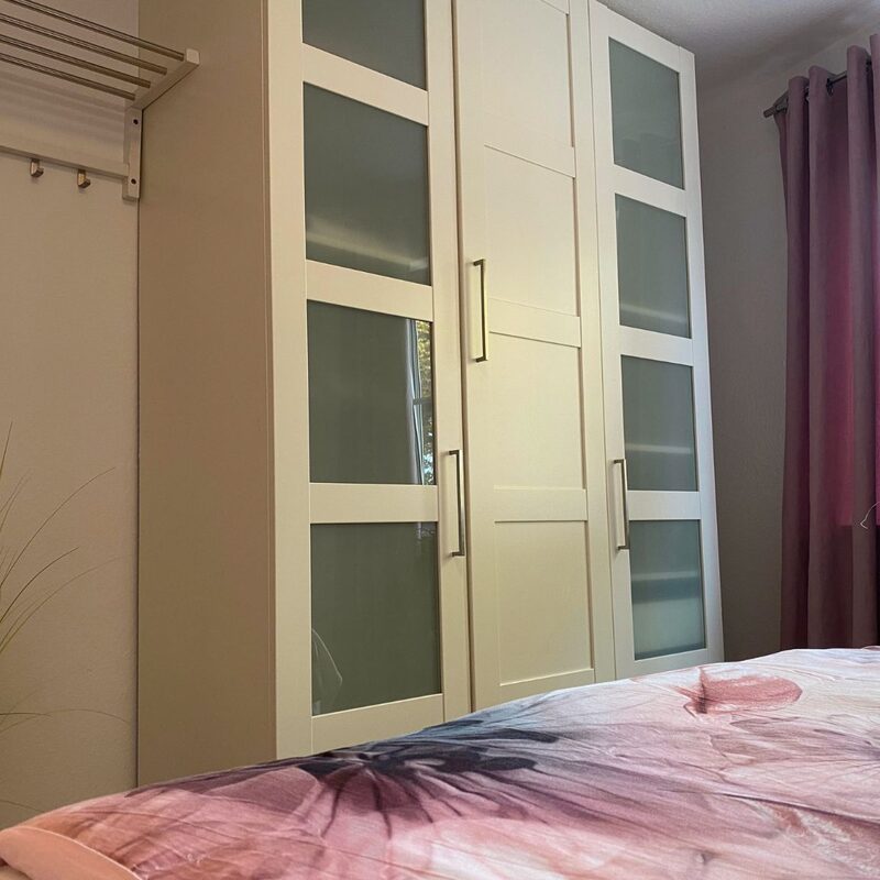 Geräumiger Kleiderschrank und Garderobe