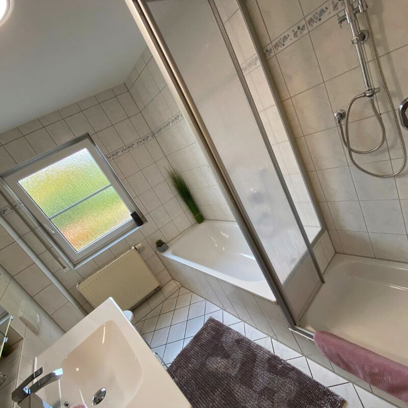 Bad mit WC, Dusche und Badewanne