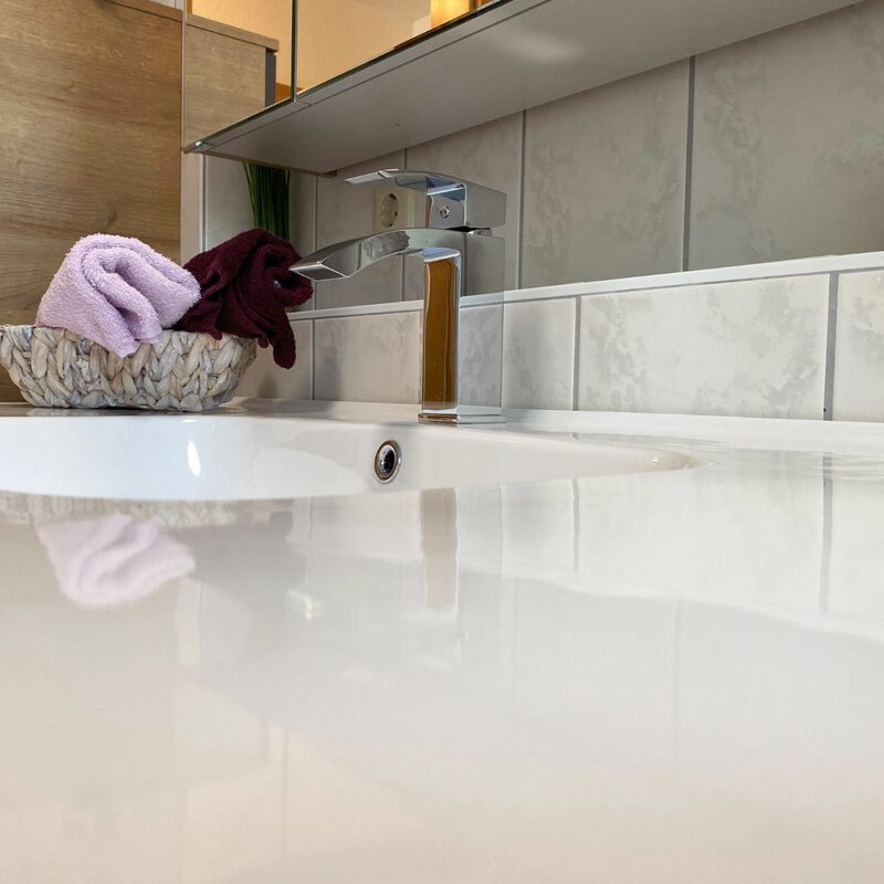 Waschbecken mit Spiegelschrank