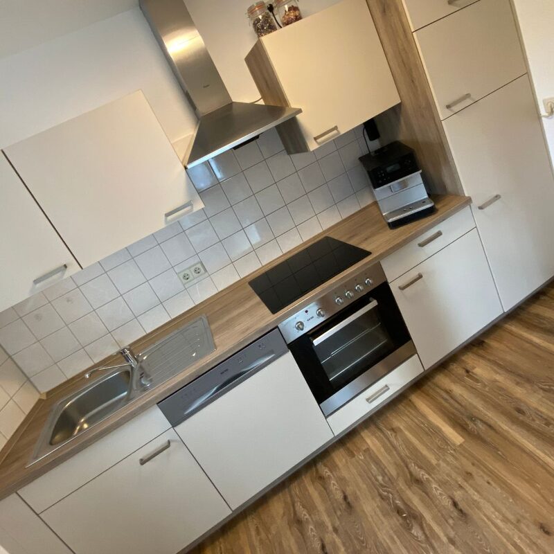 Geschirrspülmaschine, Backofen, Kaffeemaschine und Kühlschrank vorhanden
