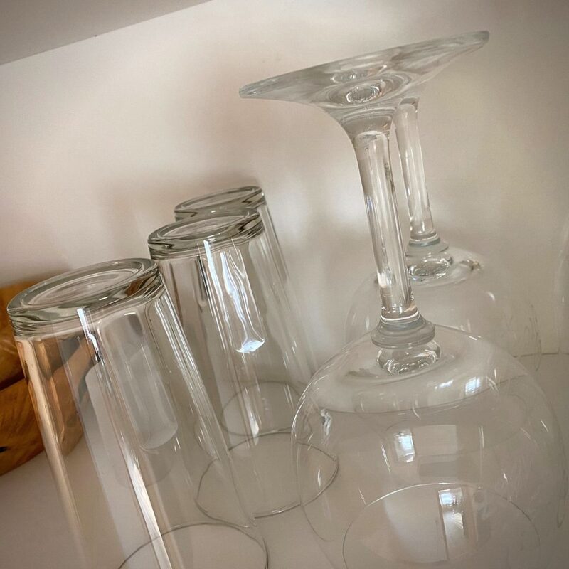 Geschirr, Gläser und mehr vorhanden