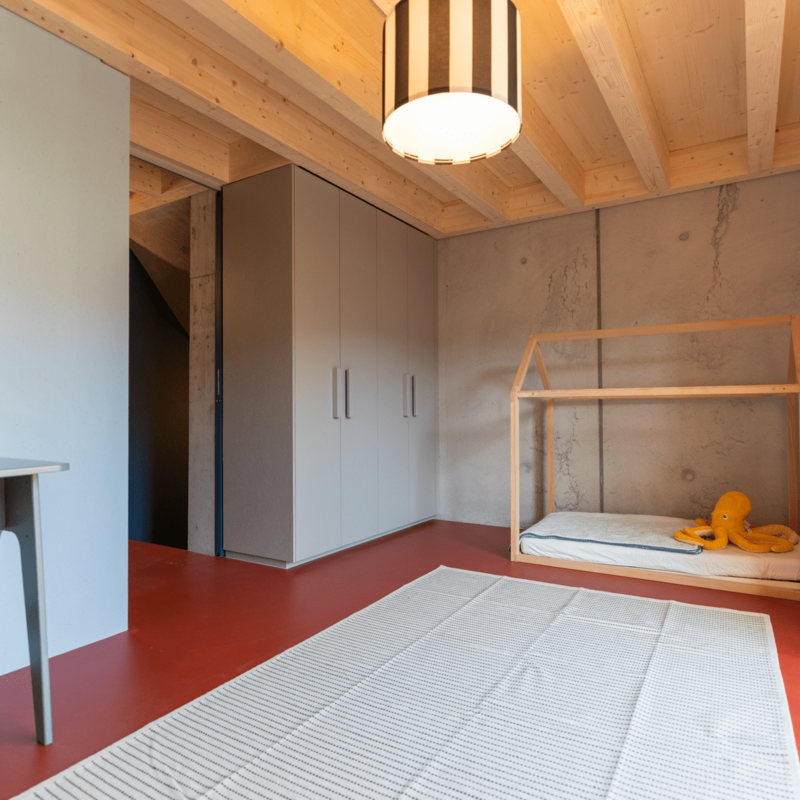 Kinderzimmer mit raumhohen Einbauschränken