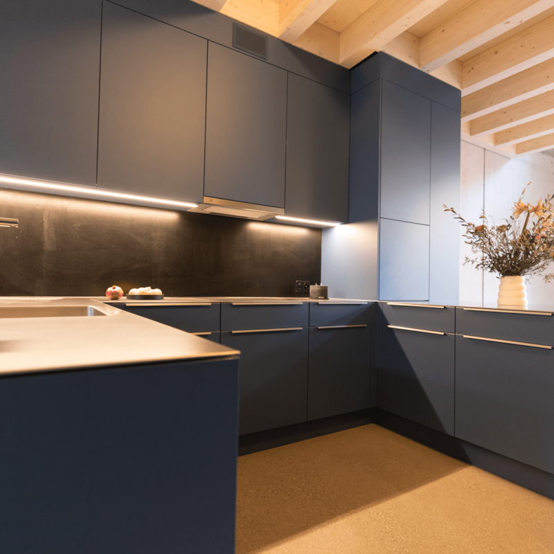 grosszügige Küche mit Chromstahl-Abdeckung