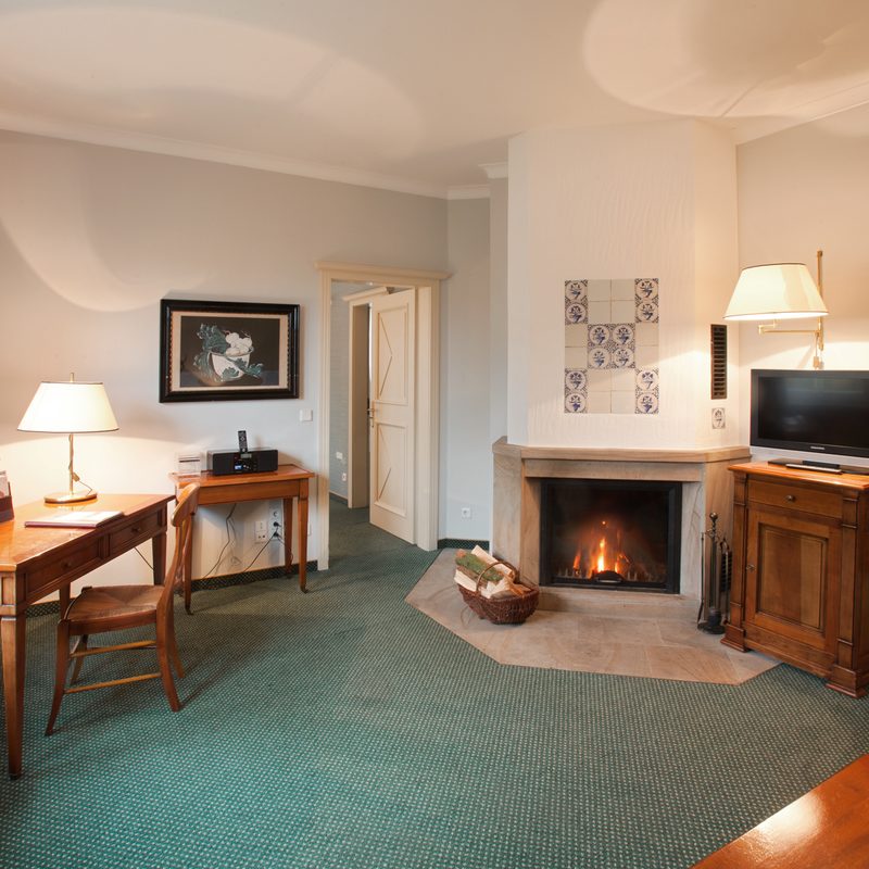 natürlich mit offenem Kamin im Wohnbereich - eine unserer Kaminsuiten