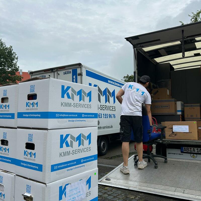 KMM Service beim Beladen des LKW