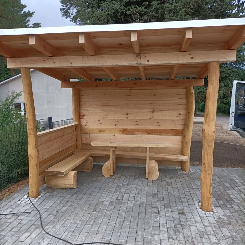 Überdachte Sitzecke aus Holz