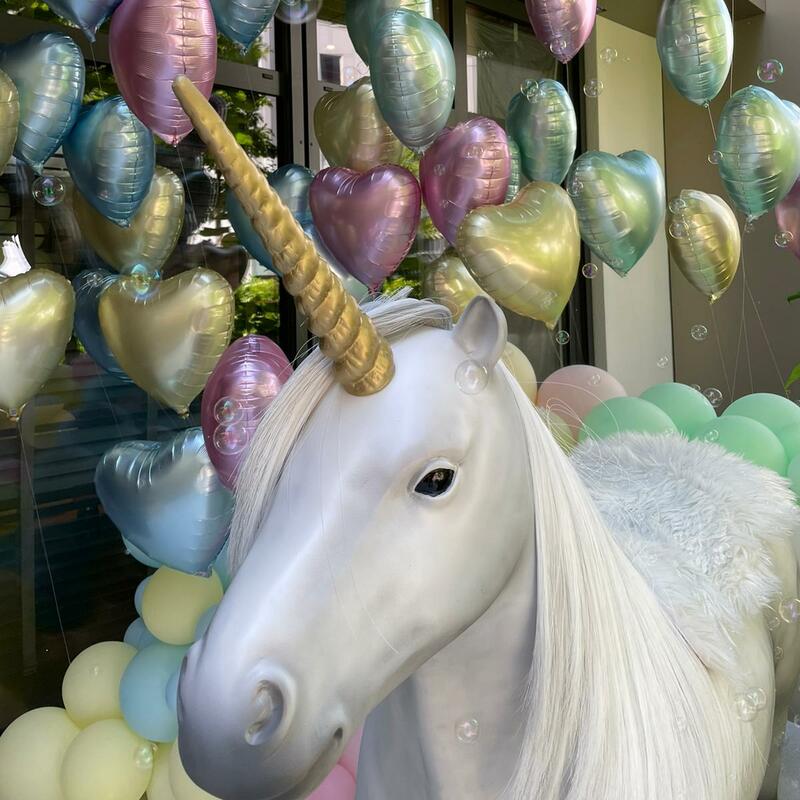 XXL Einhorn mit Ballondekoration - einfach mieten