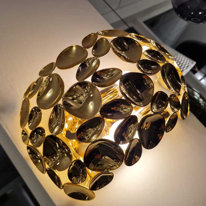 Moderne Wandleuchte mit Goldfarbenen Elementen