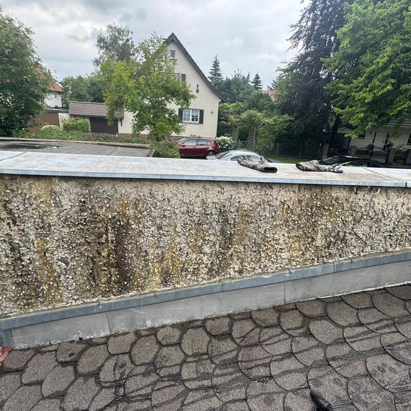 Verschmutzung der Mauer am Dach des Hauses