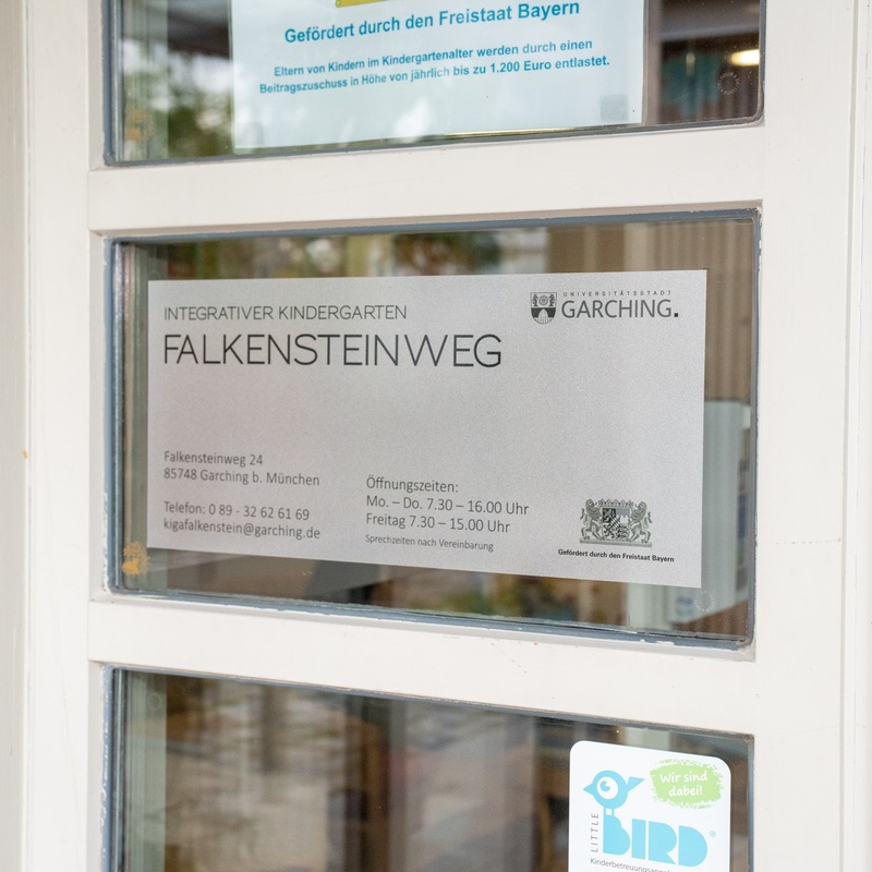 Eingangsschild des Integrativen Kindergartens Falkensteinweg in Garching