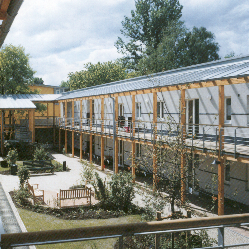 Siedlung Am Schlierbacher Weg, Berlin
1. Preis im Architekturwettbewerb Berlin.
Ausgezeichnet mit dem Bauherrenpreis des Deutschen Städtetages.
Aufgenommen im Stadtführer *Berlin-Neukölln* (Stadtwandel Verlag).